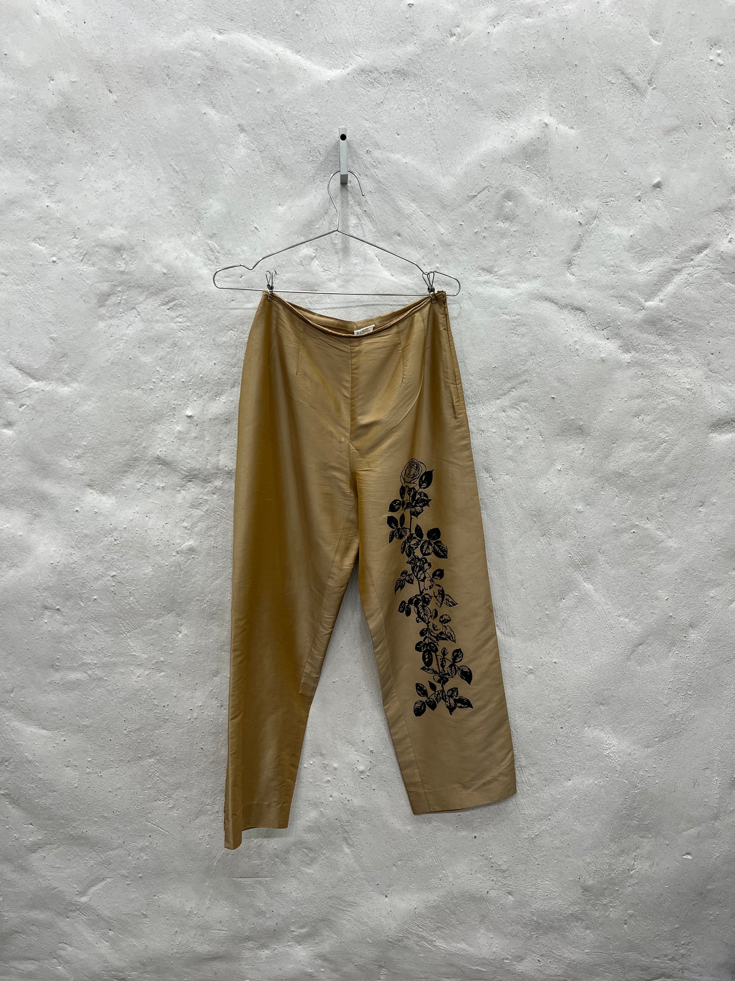 Pantalón Dorado con Rosa Negra